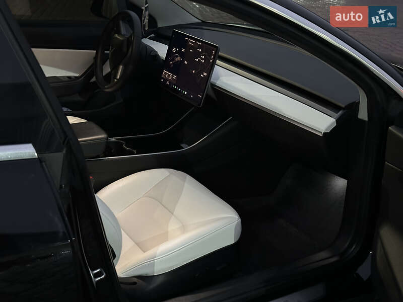 Седан Tesla Model 3 2020 в Ровно