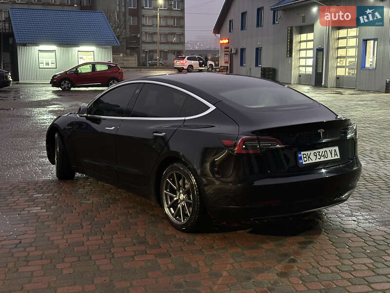 Седан Tesla Model 3 2020 в Ровно