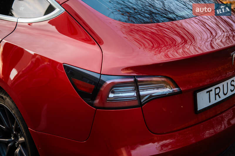 Седан Tesla Model 3 2018 в Львові