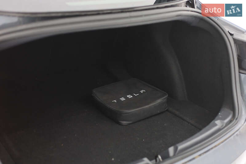 Седан Tesla Model 3 2021 в Новояворовске