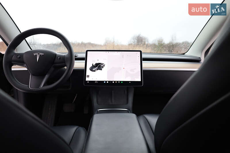 Седан Tesla Model 3 2021 в Новояворовске