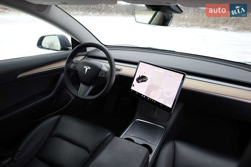 Седан Tesla Model 3 2021 в Новояворовске