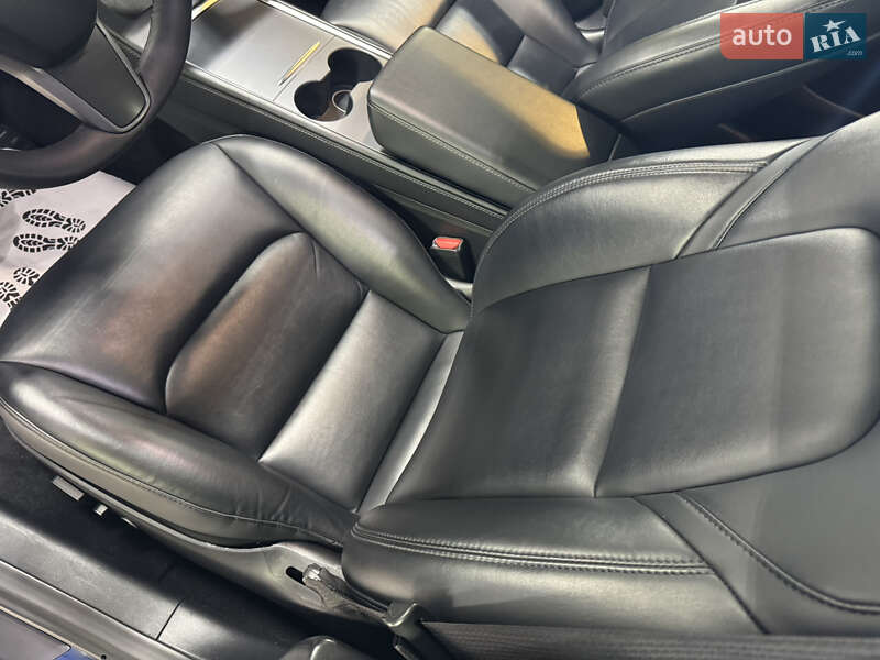 Седан Tesla Model 3 2022 в Львове