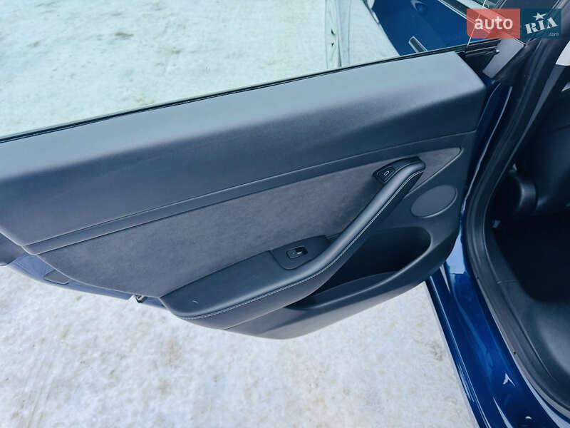Седан Tesla Model 3 2022 в Львове