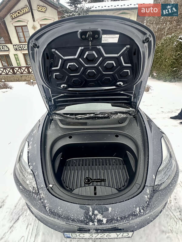 Седан Tesla Model 3 2022 в Львове