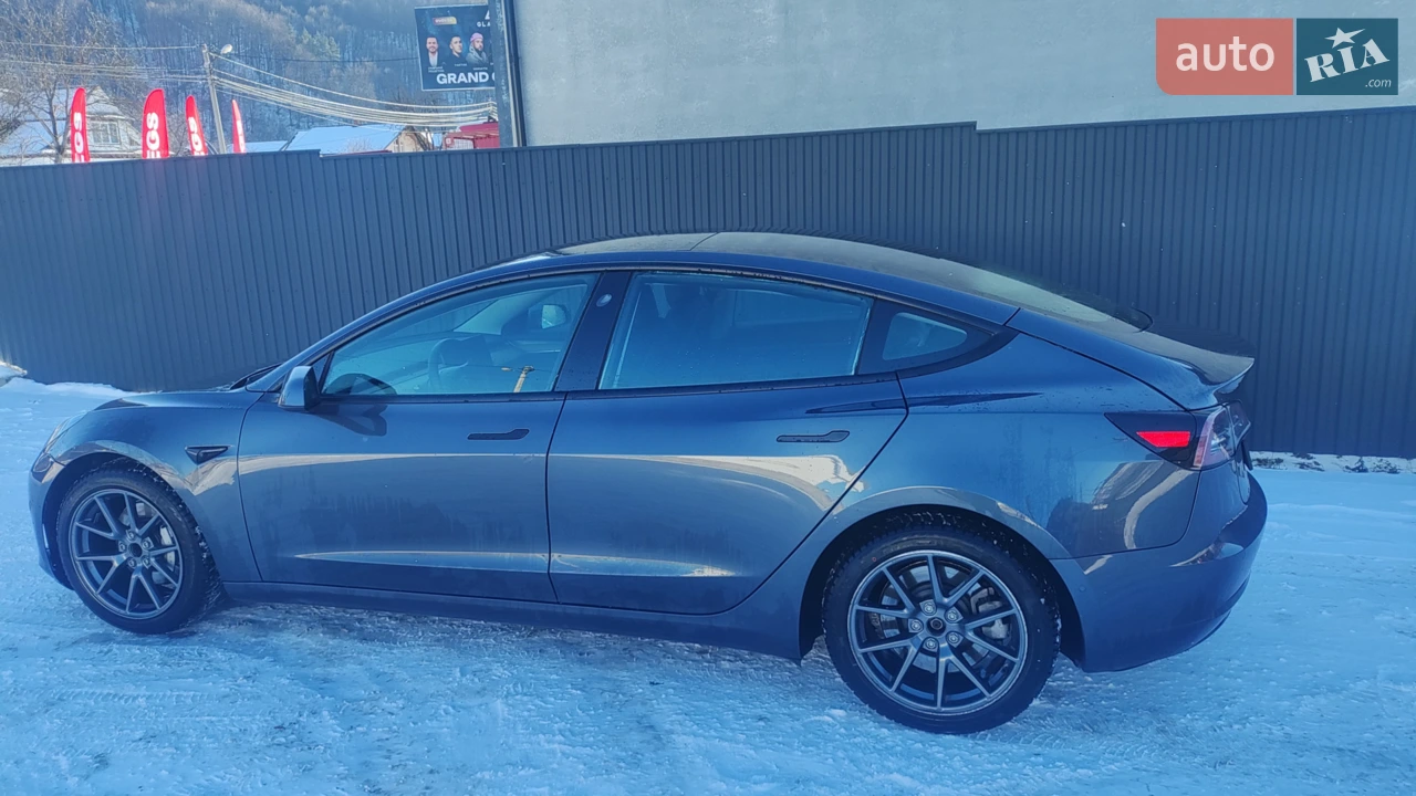Продам Tesla Model3 2021 року 5 місяць. Авто на ходу. Резина на авто зимова  нова 2025р., акумулятор новий 12 V, та інше. Телефонуйте.