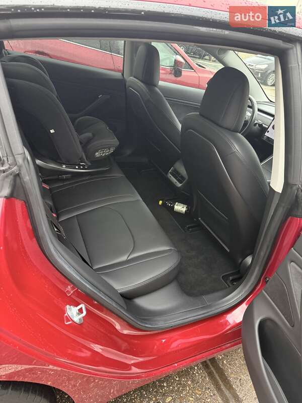 Седан Tesla Model 3 2018 в Чернівцях