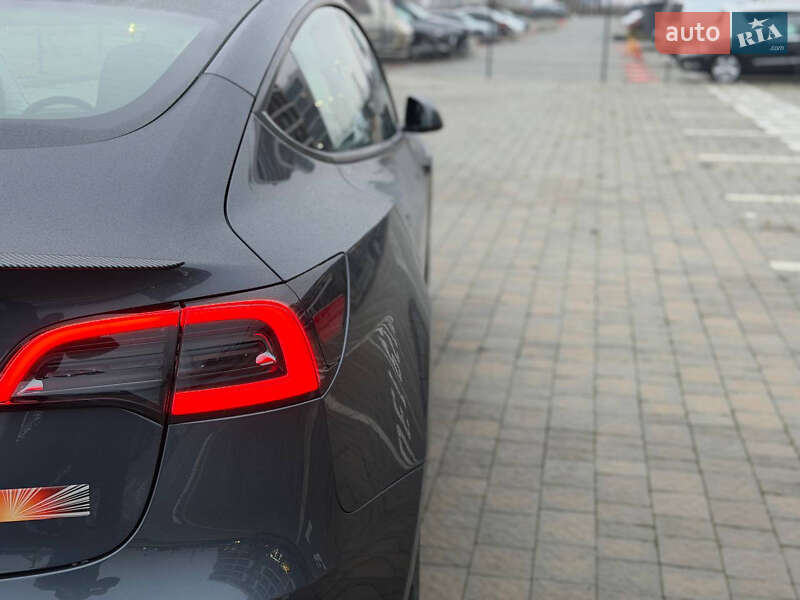 Седан Tesla Model 3 2023 в Львове