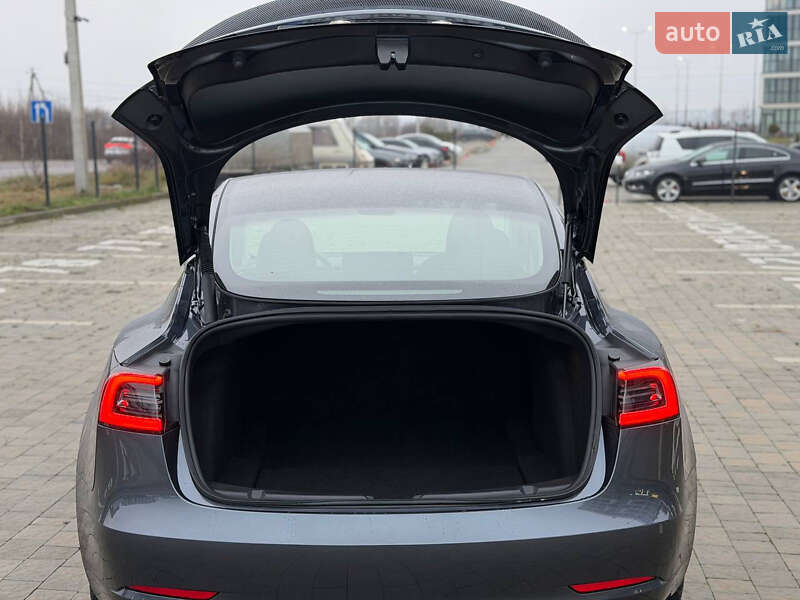Седан Tesla Model 3 2023 в Львове