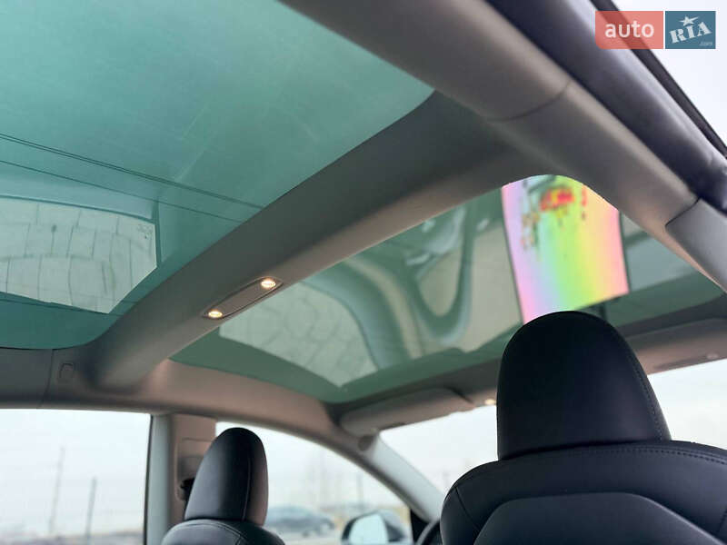 Седан Tesla Model 3 2023 в Львове