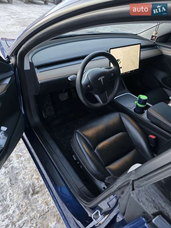 Седан Tesla Model 3 2021 в Черновцах