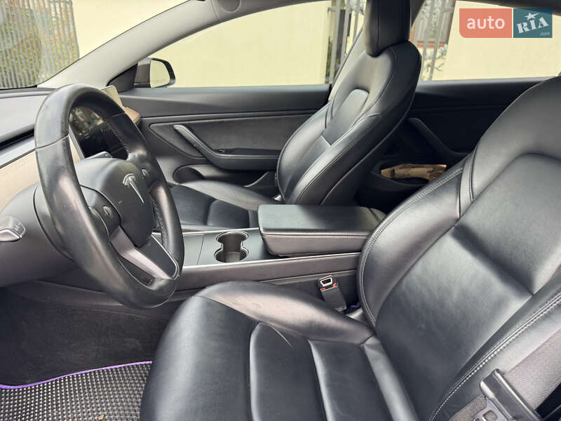 Седан Tesla Model 3 2018 в Ужгороді