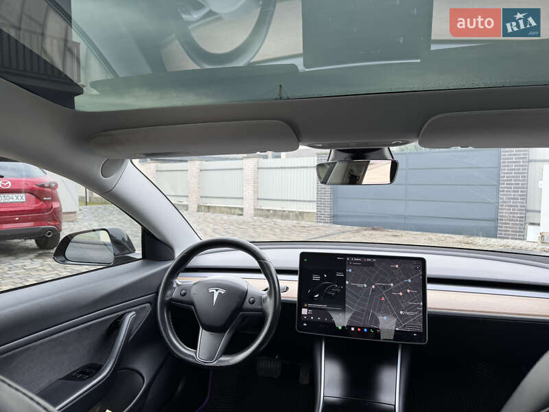 Седан Tesla Model 3 2018 в Ужгороді