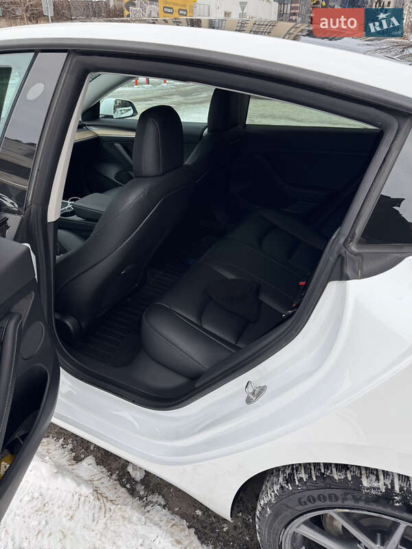 Седан Tesla Model 3 2022 в Киеве