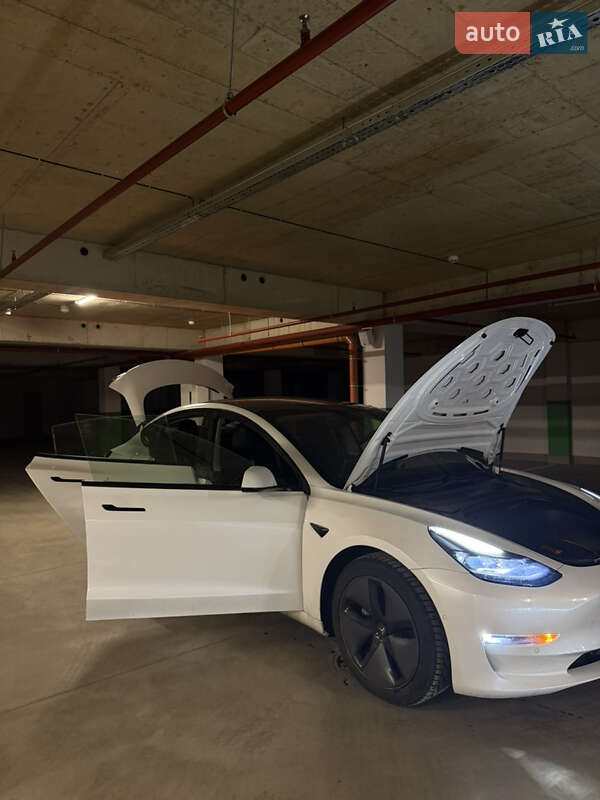 Седан Tesla Model 3 2021 в Черновцах