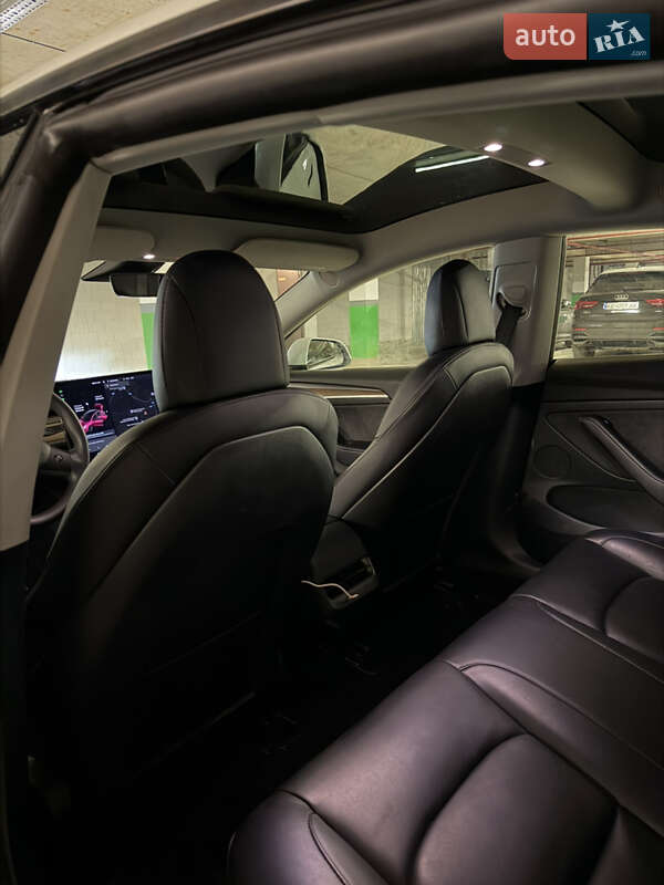 Седан Tesla Model 3 2021 в Черновцах