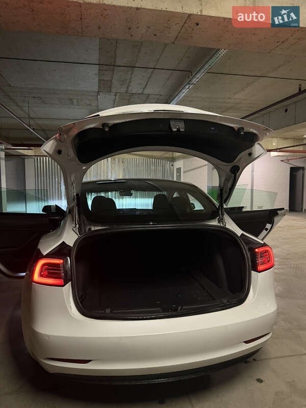 Седан Tesla Model 3 2021 в Черновцах