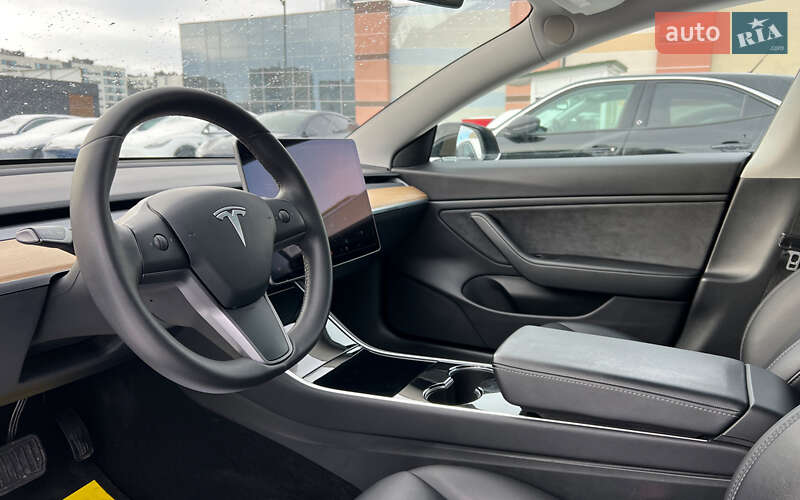 Седан Tesla Model 3 2020 в Львове