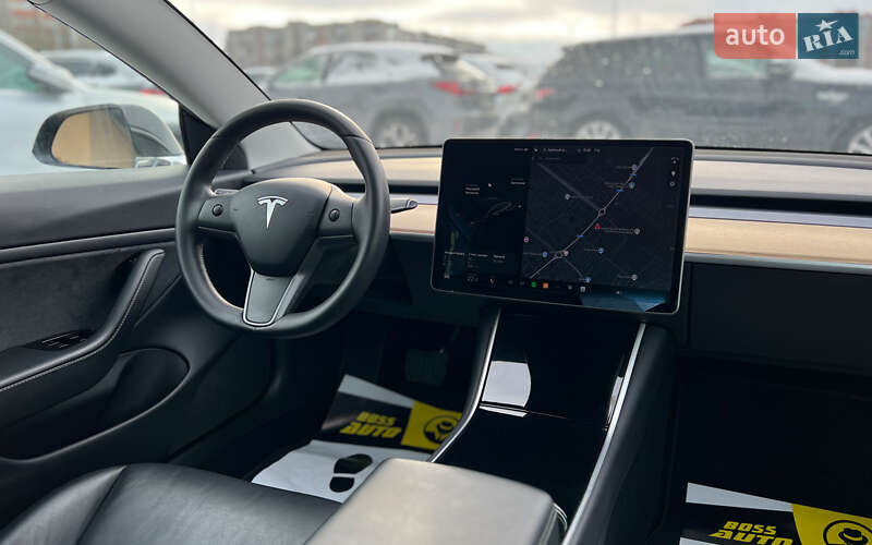 Седан Tesla Model 3 2020 в Львове