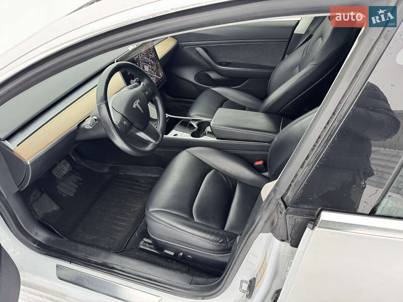 Седан Tesla Model 3 2019 в Ровно