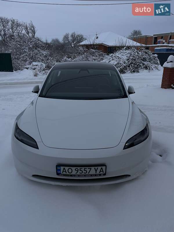 Седан Tesla Model 3 2023 в Ужгороде