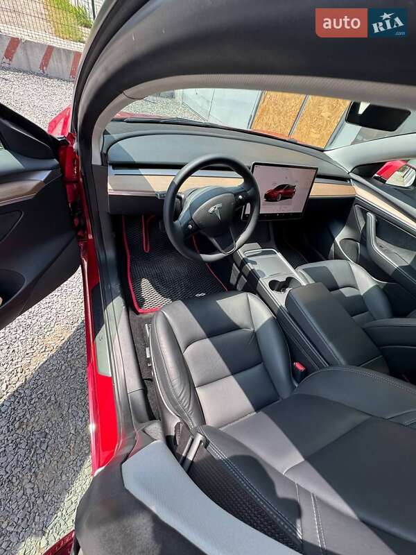 Седан Tesla Model 3 2023 в Скалаті