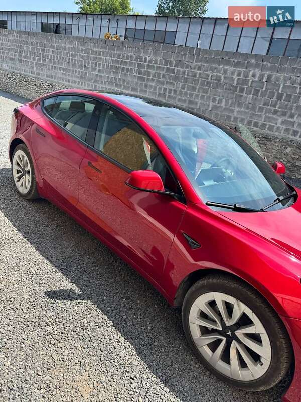 Седан Tesla Model 3 2023 в Скалаті