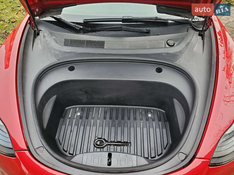 Седан Tesla Model 3 2022 в Ивано-Франковске