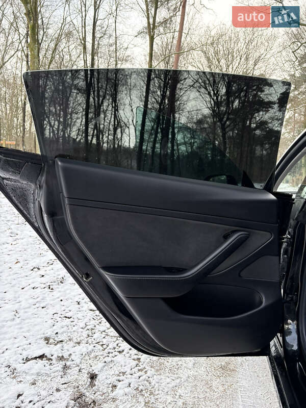 Седан Tesla Model 3 2019 в Березане