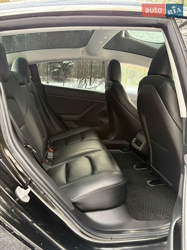 Седан Tesla Model 3 2019 в Березане