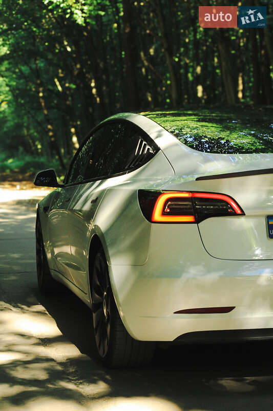 Седан Tesla Model 3 2022 в Рівному