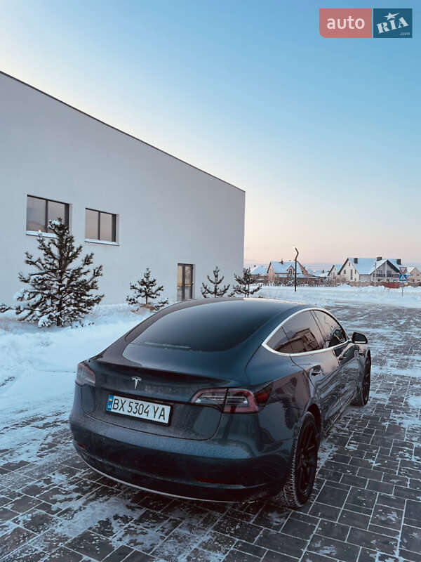 Седан Tesla Model 3 2019 в Луцке