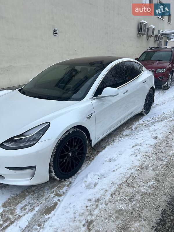 Седан Tesla Model 3 2017 в Львові