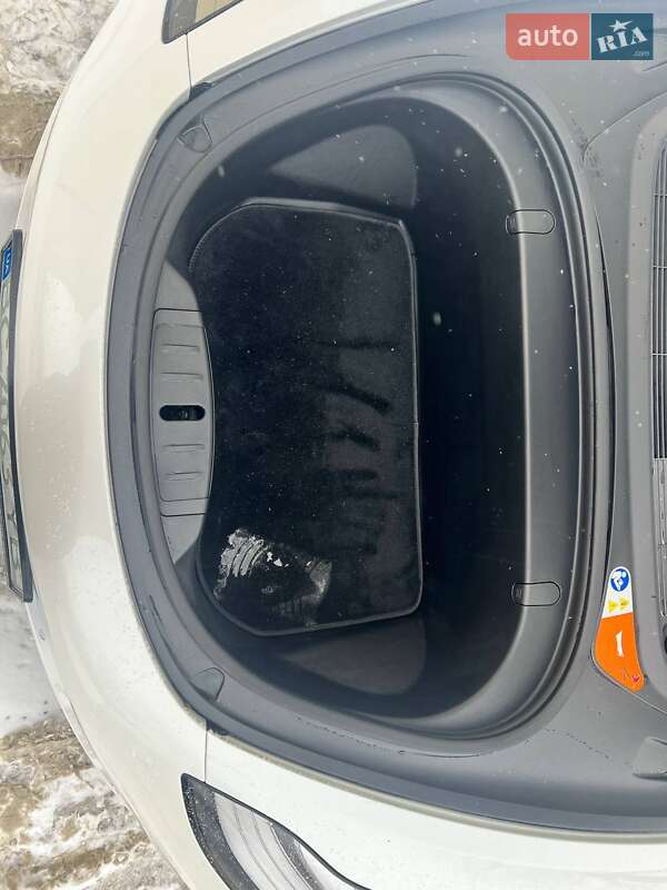 Седан Tesla Model 3 2017 в Львові