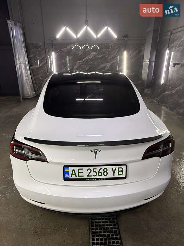Седан Tesla Model 3 2023 в Києві