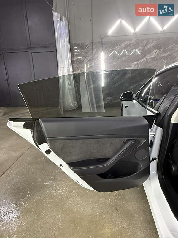 Седан Tesla Model 3 2023 в Києві
