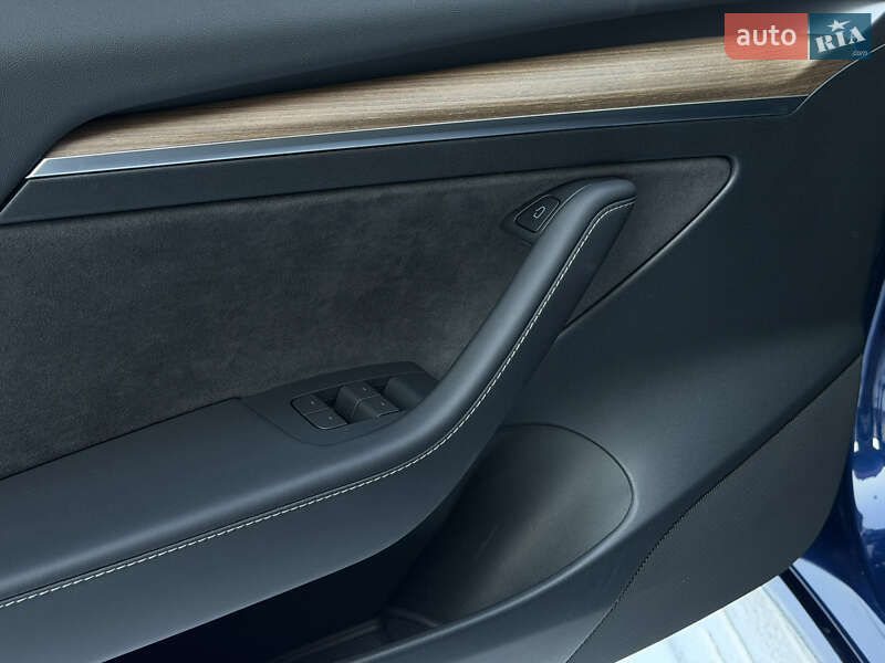 Седан Tesla Model 3 2023 в Днепре
