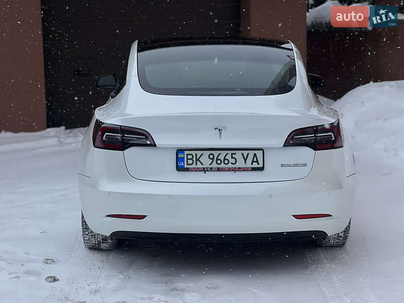 Седан Tesla Model 3 2019 в Ровно