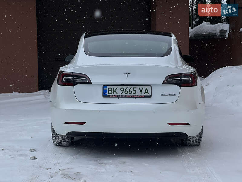 Седан Tesla Model 3 2019 в Ровно