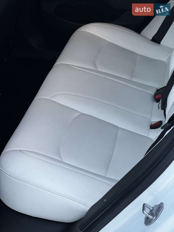 Седан Tesla Model 3 2019 в Киеве