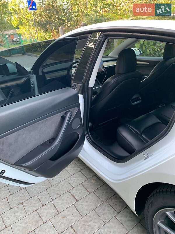 Седан Tesla Model 3 2021 в Львове