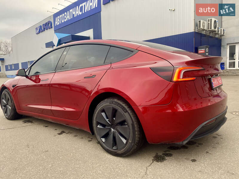 Седан Tesla Model 3 2024 в Чернигове