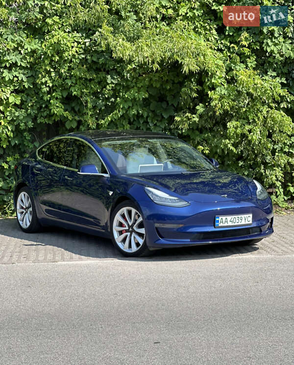 Седан Tesla Model 3 2018 в Львове