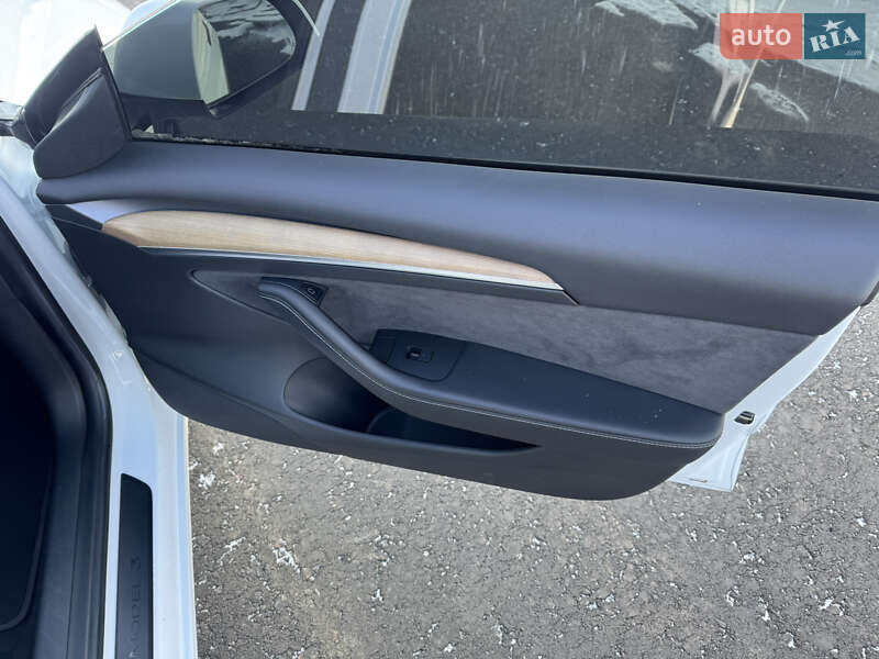 Седан Tesla Model 3 2022 в Черкассах