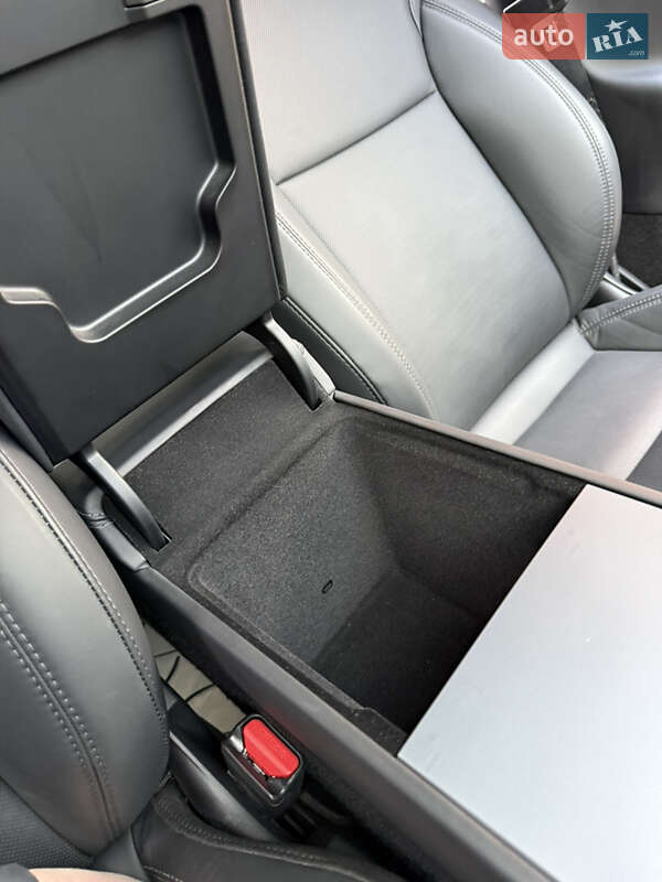 Седан Tesla Model 3 2024 в Днепре