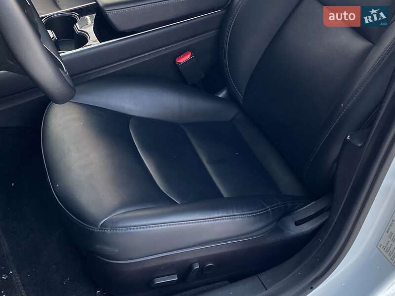 Седан Tesla Model 3 2019 в Киеве