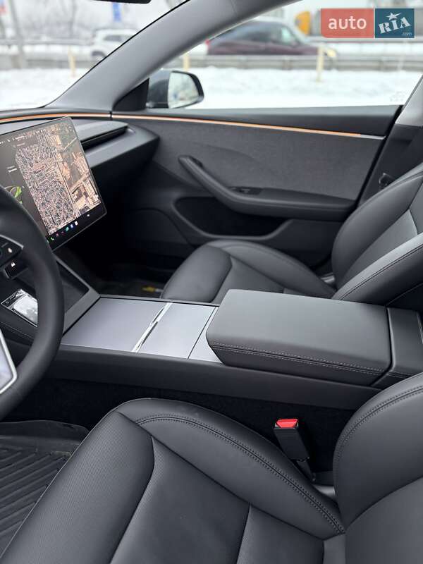 Седан Tesla Model 3 2025 в Киеве