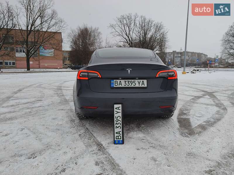 Седан Tesla Model 3 2023 в Кропивницькому