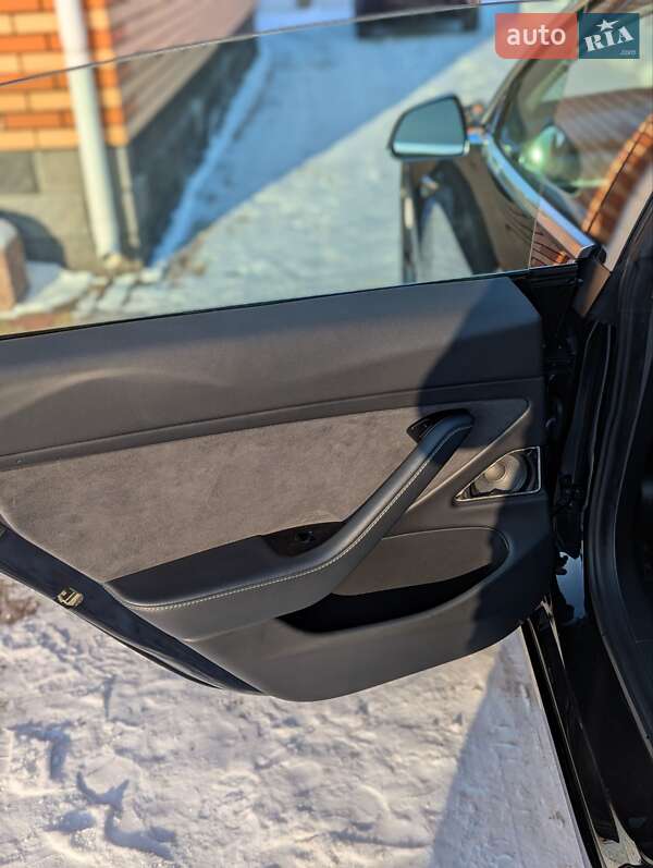 Седан Tesla Model 3 2020 в Березному