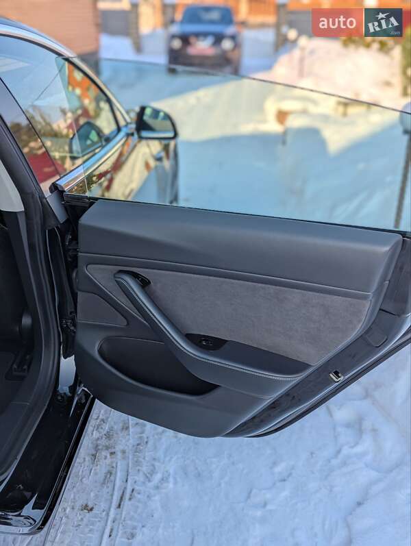 Седан Tesla Model 3 2020 в Березному